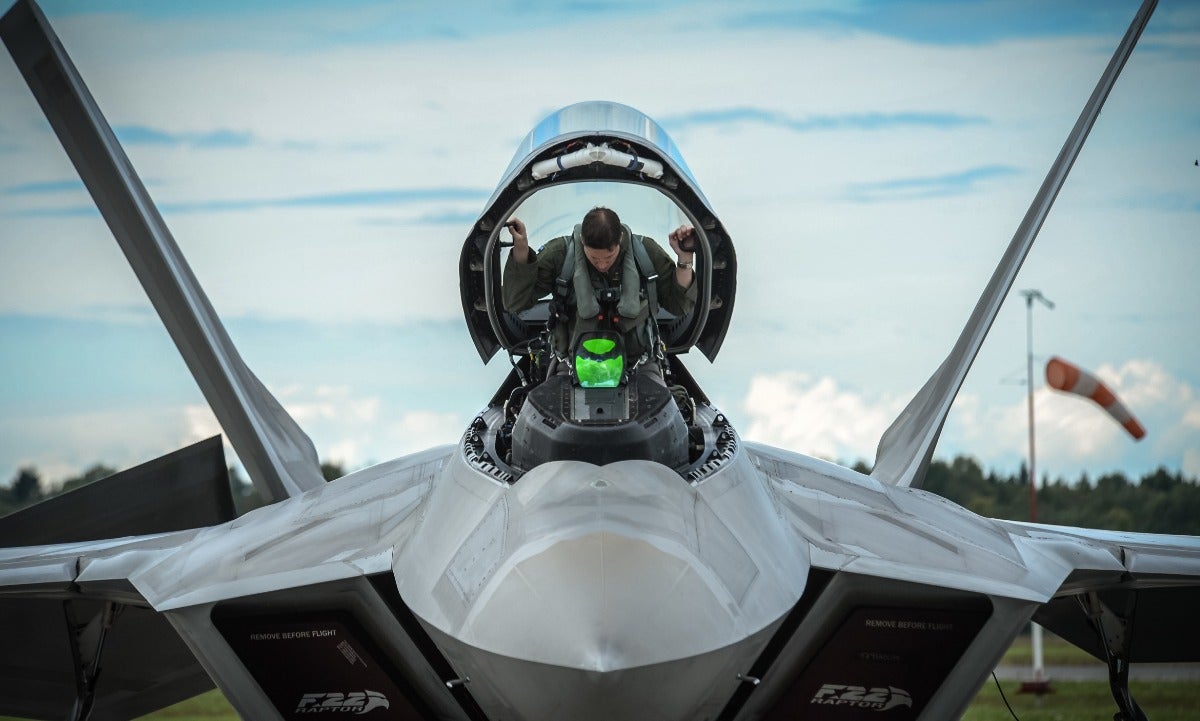F-22 savaş uçakları ve Tayfunlar Estonya’ya gönderiliyor