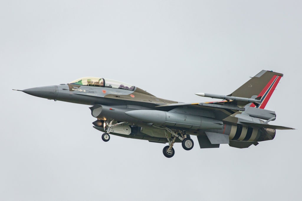 For å styrke NATOs luftpoliti tar Romania F-16-fly fra Norge